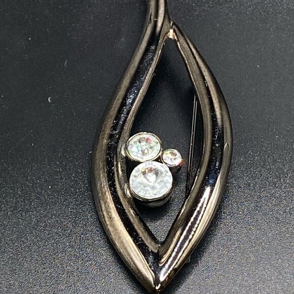 Black metal eye shaped brooch with 3 rhinestones intact - Picture 10 of 10